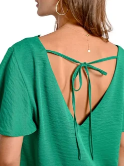 Top vert uni avec une coupe droite un col v et des manches courtes
