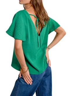 Top vert uni avec une coupe droite un col v et des manches courtes