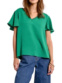 Top vert uni avec une coupe droite un col v et des manches courtes