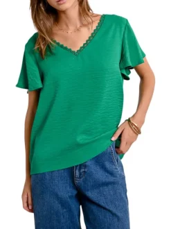 Top vert uni avec une coupe droite un col v et des manches courtes