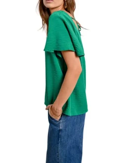 Top vert uni avec une coupe droite un col v et des manches courtes