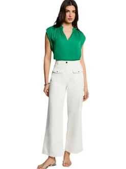 Top vert uni chic pourvu d'une coupe droite et d'un col en V