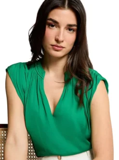 Top vert uni chic pourvu d'une coupe droite et d'un col en V