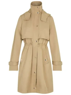 Trench coat beige à coupe cintrée pourvu d'un col montant à capuche