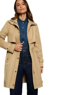 Trench coat beige à coupe cintrée pourvu d'un col montant à capuche