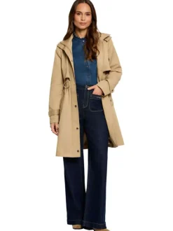 Trench coat beige à coupe cintrée pourvu d'un col montant à capuche