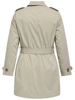 Trench coat beige pourvu d'un col à revers et d'une ceinture à nouer