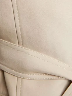 Trench coat beige uni avec une coupe droite et un col à capuche