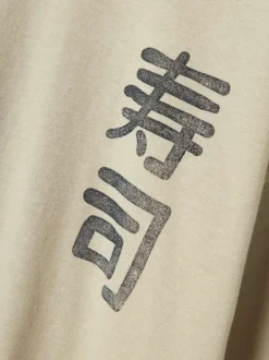 T-shirt en coton beige imprimé avec un col rond et une coupe droite