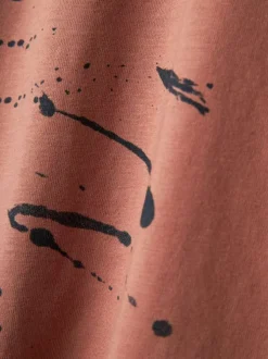 T-shirt en coton biologique rouge à imprimé taches de peinture, à coupe droite