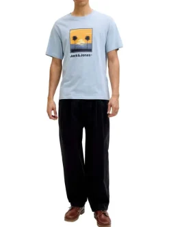 T-shirt en coton bleu clair pourvu d'une coupe droite et d'un col rond