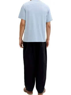 T-shirt en coton bleu clair pourvu d'une coupe droite et d'un col rond