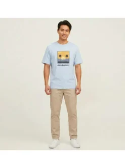 T-shirt en coton bleu clair pourvu d'une coupe droite et d'un col rond