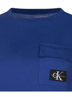 T-shirt en coton bleu uni avec un col rond et une poche à rabat