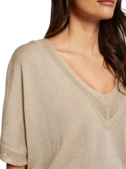 T-shirt beige en lurex avec une coupe droite un col v et des manches courtes