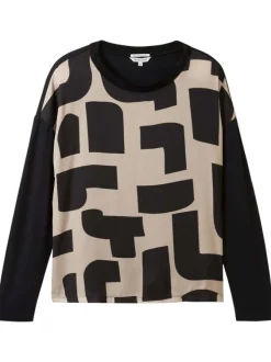 T-shirt beige imprimé avec une coupe droite un col rond et des manches longues