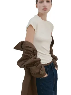 T-shirt beige uni avec une coupe ajustée et un col rond plissé