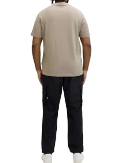 T-shirt beige uni avec une coupe droite, un col rond et des manches courtes