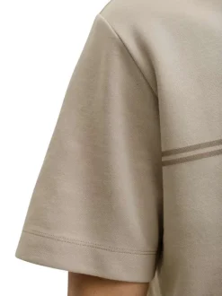T-shirt beige uni avec une coupe droite, un col rond et des manches courtes