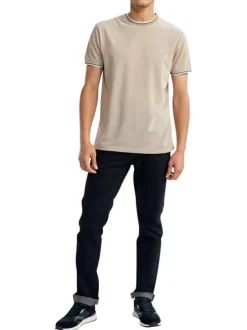T-shirt beige uni pourvu de manches courtes et d'un col rond