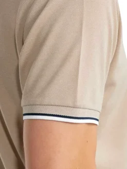 T-shirt beige uni pourvu de manches courtes et d'un col rond