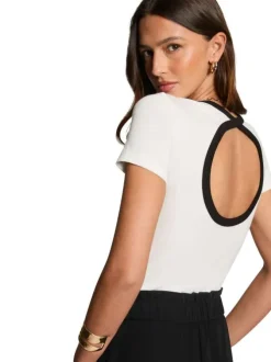 T-shirt blanc côtelé à coupe près du corps avec un dos nu et un col rond