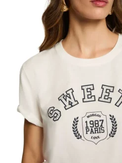 T-shirt blanc imprimé pourvu d'un col rond et de manches courtes