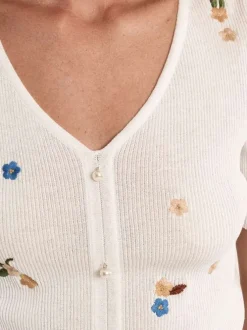 T-shirt blanc à motifs pourvu d'une coupe ajustée et de manches courtes