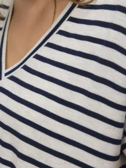 T-shirt blanc rayé avec une coupe droite à col v et des manches courtes