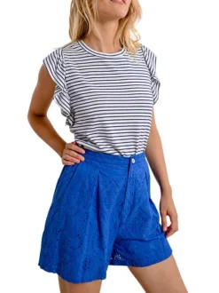 T-shirt blanc rayé avec une coupe droite un col rond et des manches courtes
