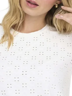 T-shirt blanc uni avec broderie anglaise et une coupe droite