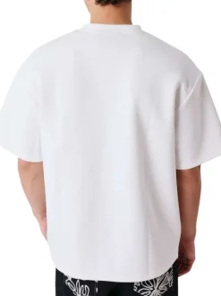 T-shirt blanc uni avec une coupe ajustée un col rond et des manches courtes