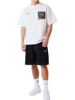 T-shirt blanc uni avec une coupe ajustée un col rond et des manches courtes