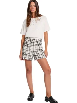 T-shirt blanc uni avec une coupe droite et des manches courtes