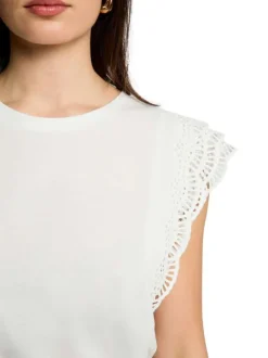 T-shirt blanc uni avec une coupe droite et des manches courtes