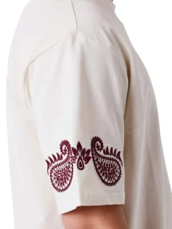 T-shirt blanc uni avec une coupe droite et des manches courtes