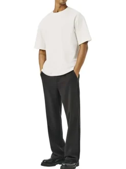 T-shirt blanc uni avec une coupe droite et des manches courtes