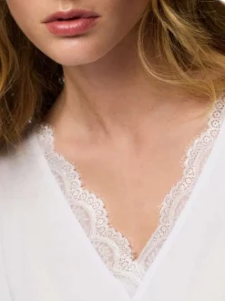 T-shirt blanc uni avec une coupe droite et un col V en dentelle
