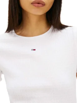 T-shirt blanc uni avec une coupe moulante et des manches courtes