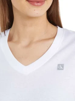 T-shirt blanc uni col v, avec patch cousu sur la poitrine et à manches courtes