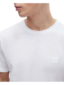 T-shirt blanc uni à coupe droite et à col rond avec un petit patch carré