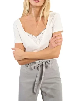 T-shirt blanc uni pouru d'un col v avec des détails en broderie anglaise