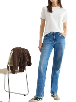 T-shirt blanc uni pourvu de manches courtes et d'un col rond