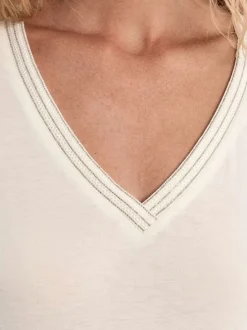 T-shirt blanc uni pourvu de manches courtes et d'un coupe droite