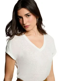 T-shirt blanc uni pourvu d'une coupe droite et d'un col en V