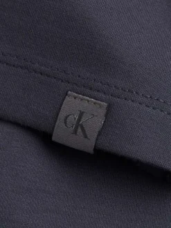 T-shirt bleu ardoise uni avec une coupe crop top près du corps et un col rond
