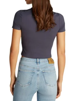 T-shirt bleu ardoise uni avec une coupe crop top près du corps et un col rond