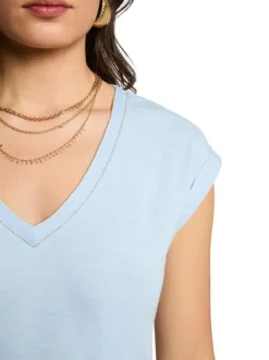 T-shirt bleu ciel uni pourvu d'une coupe droite et d'un col en V
