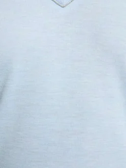 T-shirt bleu ciel uni pourvu d'une coupe droite et d'un col en V