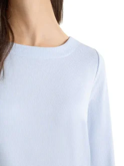 T-shirt bleu clair à rayures pourvu d'une coupe droite et d'un col rond